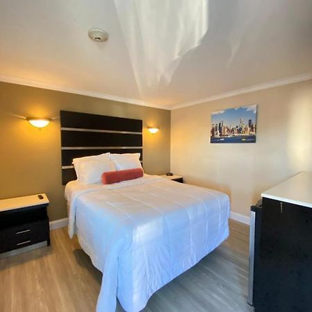 Relax Inn North Babylon Экстерьер фото
