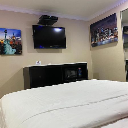 Relax Inn North Babylon Экстерьер фото