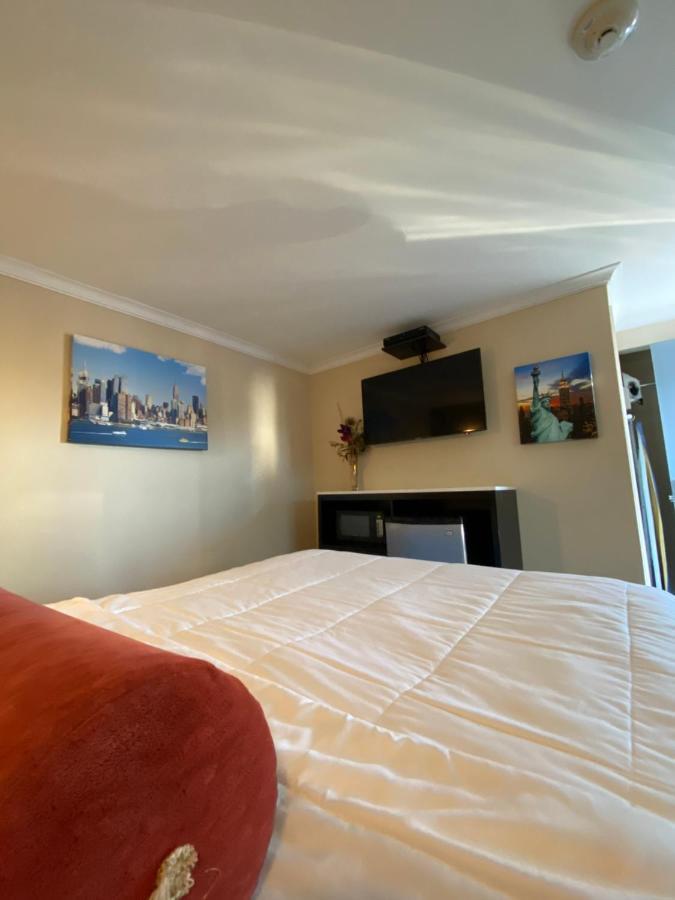 Relax Inn North Babylon Экстерьер фото