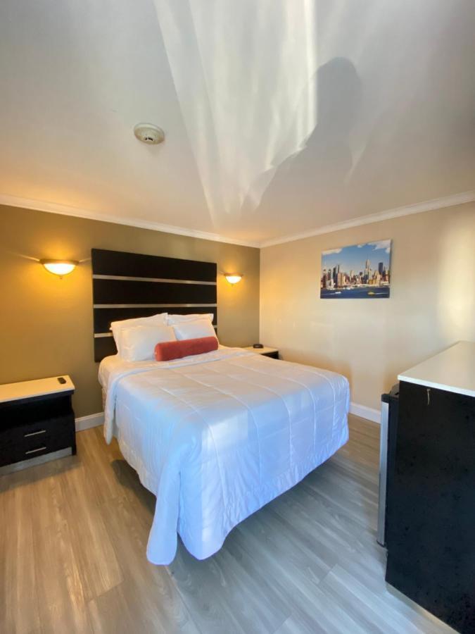 Relax Inn North Babylon Экстерьер фото