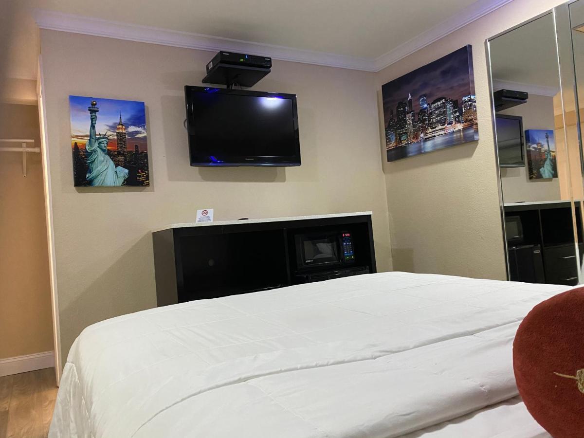 Relax Inn North Babylon Экстерьер фото
