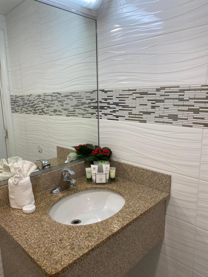 Relax Inn North Babylon Экстерьер фото