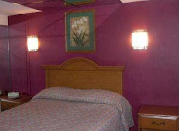Relax Inn North Babylon Экстерьер фото